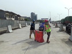 Polisi Simulasi Rekayasa Lalu Lintas di Proyek Flyover Madukoro Semarang
