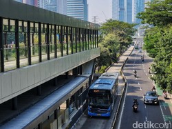 Kronologi Pemotor Lempar Batu ke TransJ Diawali Cekcok Serempetan