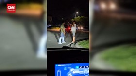 VIDEO: Sopir Mobil Ugal-ugalan Ajak Duel Eks Atlet MMA di Jalan