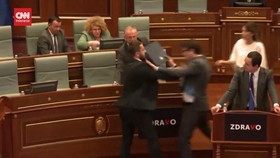 VIDEO: Momen Anggota Parlemen Baku Pukul, PM Kosovo Disemprot  Air