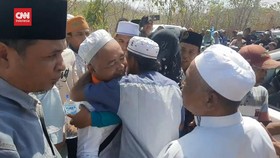 VIDEO: Pulang Haji, Keluarga Ini Naik Helikopter ke Kampung Halaman