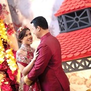 Detail Gaun Lamaran Tina Toon, Glamor Pakai Busana Khas Tionghoa Serba Merah