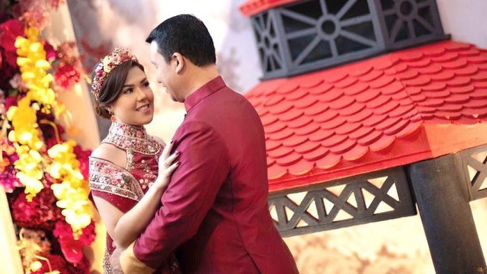 Detail Gaun Lamaran Tina Toon, Glamor Pakai Busana Khas Tionghoa Serba Merah