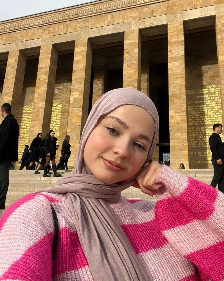 YouTuber Fiki Naki dikabarkan bakal menikah dengan gadis asal Turki Tugba Kiara. Seperti ini sosok Tugba yang ceria.