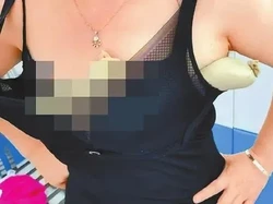 Waduh! Wanita Ini Sembunyikan Lima Ekor Ular di Dalam Bra