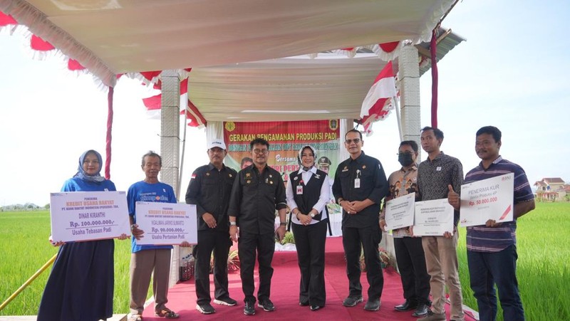 Menteri Pertanian Syahrul Yasin melakukan peninjauan terkait kesiapan petani dalam kegiatan pencanangan gerakan pengamanan produksi padi di Desa Karangdowo
