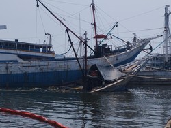 Bangkai Kapal Belum Dievakuasi Bikin ABK di Sunda Kelapa Tak Berpenghasilan