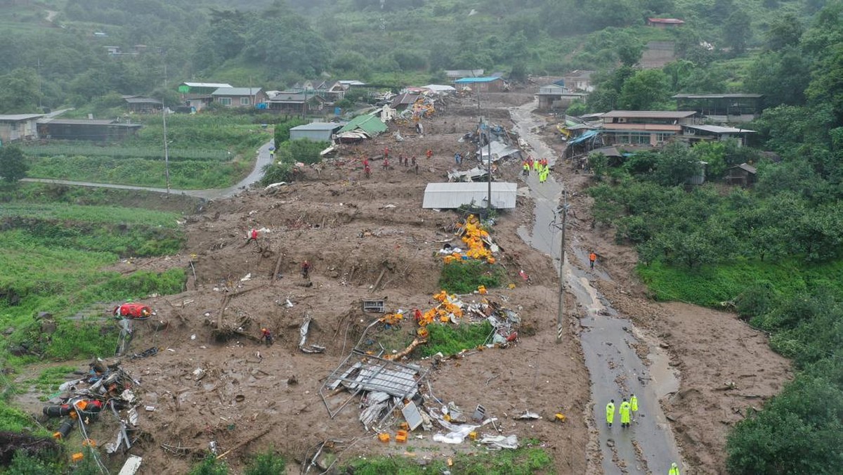 FOTO: Kengerian Banjir dan Tanah Longsor Korsel