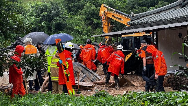 Hujan deras melanda Korea Selatan dan menyebabkan banjir hingga tanah longsor yang menewaskan 7 orang. 3 orang dinyatakan hilang. 