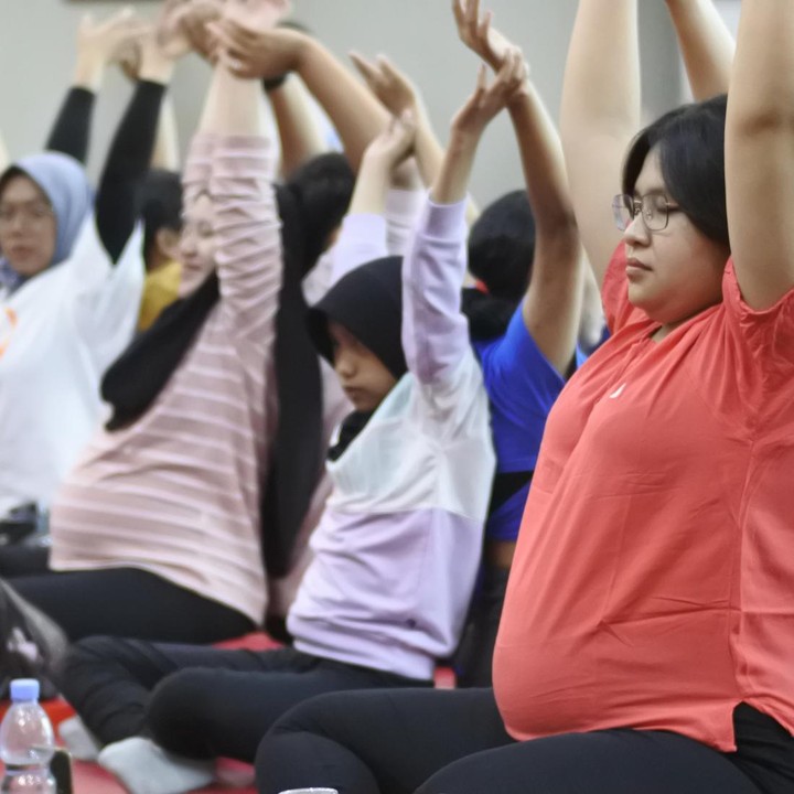 <p>Prenatal yoga adalah yoga yang dilakukan saat kehamilan. Olahraga untuk ibu hamil ini banyak memberikan manfaat. Tidak hanya untuk Bunda dan janin, tetapi juga sang Ayah. "Dengan melakukan yoga, ibu hamil akan merasakan rileks dan perasaan yang lebih bahagia dalam menjalani kehamilan dan persalinannya," tutur Bidan Lisma Meliana Silitonga dalam acara Bumil Time, Sabtu (15/7/2023). (Foto: Tim HaiBunda)</p>