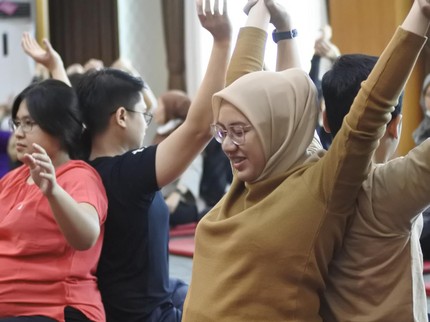 7 Potret Bumil dan Ayah saat Prenatal Couple Yoga, Cute Saling Sayang
