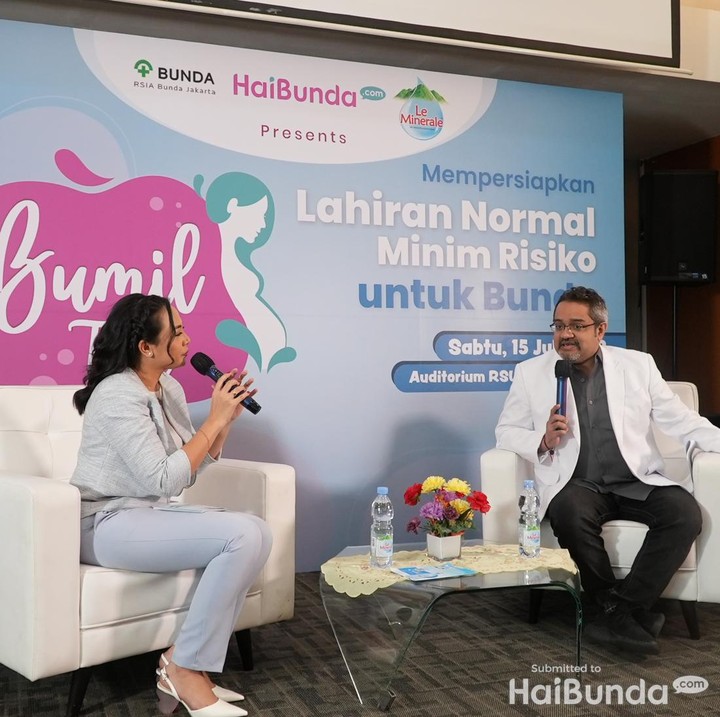 <p><em>Talkshow</em> bertema 'Mempersiapkan Persalinan Normal Minim Risiko untuk Bunda' dijelaskan oleh dr. Johny J. Bahirwani, Sp.OG, B.Med.Sc. Para Bumil dan suami mendengarkan dengan seksama yang disampaikan dr Johny dari RSU Bunda Jakarta. (Foto: Tim HaiBunda)</p>