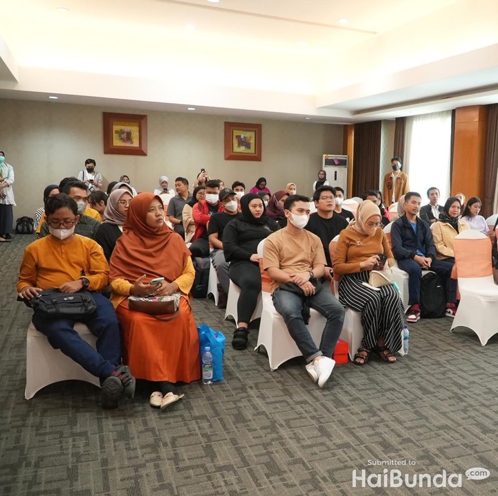 <p>Acara ini tidak hanya dimeriahkan oleh <em>talkshow</em>, ada juga kelas olahraga untuk para Bumil dan suami. Kelas prenatal yoga <em>couple</em> ini akan dipandu oleh Bidan Lisma Meliana Silitonga, A.Md.Keb, dan Bidan Sri Munarsih, A.Md.Keb. (Foto: Tim HaiBunda)</p>