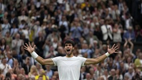 FOTO: Carlos Alcaraz Tantang Djokovic di Final Wimbledon