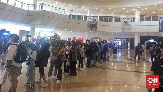 Antrean mengular di pintu masuk area konser CXO Media Live on Stage, Sabtu (15/7). Fan tak sabar melihat Reality Club hingga Epik High. 