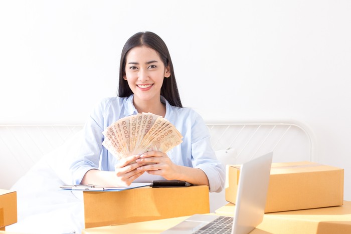 Young Asian Woman Working at home, Young Owner Woman Start up for Business Online. People with online shopping SME entrepreneur or freelance working concept. Kebiasaan Buruk di Tanggal Muda yang Bikin Sulit Kaya Raya