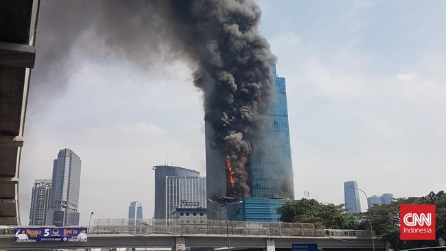 Lokasi kebakaran masih dipasang garis polisi. Penyidik pun telah memeriksa empat saksi terkait peristiwa kebakaran di lantai 7 Gedung K-Link itu.