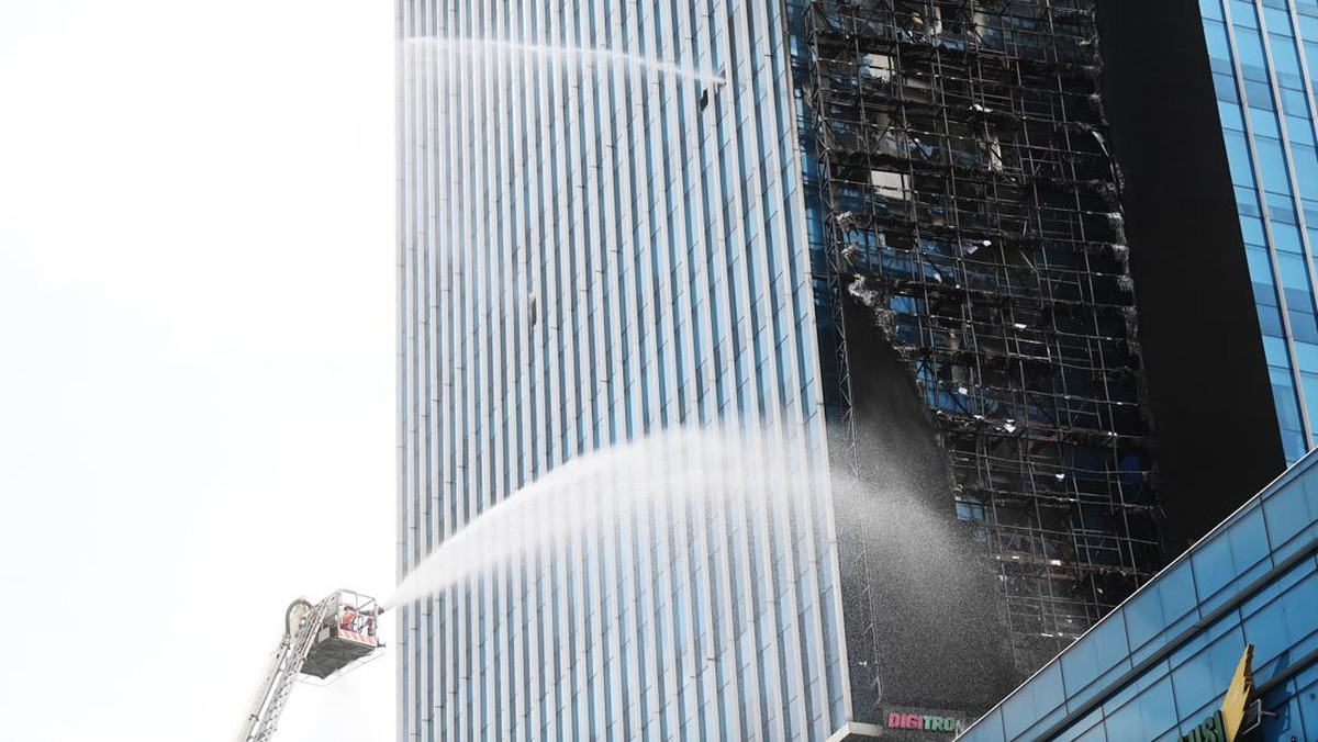 FOTO: Si Jago Merah Lalap Gedung K-Link Tower, 2 Orang Luka Ringan