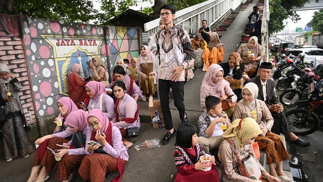 Resepsi pernikahan di K-Link Tower di Setiabudi, Jakarta Selatan, terpaksa dihentikan usai kebakaran melanda gedung tersebut pada Sabtu (15/7).