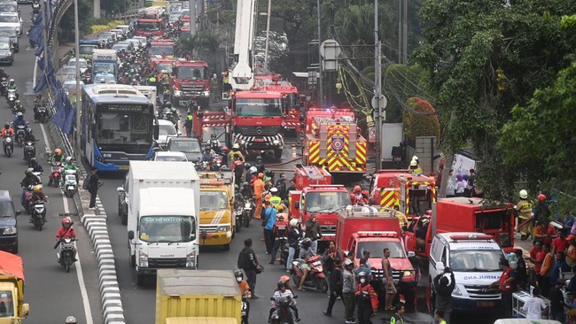 FOTO: Si Jago Merah Lalap Gedung K-Link Tower, 2 Orang Luka Ringan