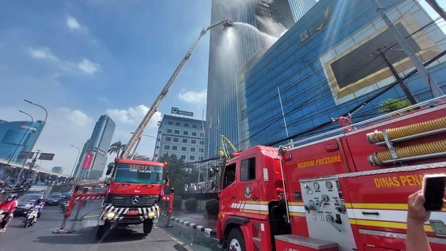 Setelah 1 jam lebih api berkobar, kebakaran di Gedung K Link Tower, Jakarta bisa dipadamkan. 