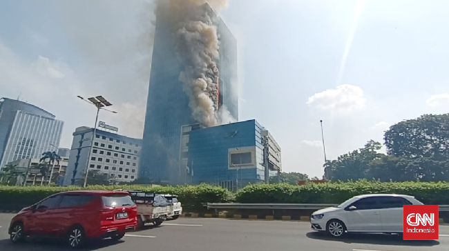 Damkar kerahkan 20 mobil dan 100 petugas untuk memadamkan kebakaran di Gedung K Link, Jakarta, Sabtu (15/7).