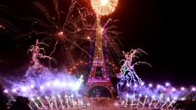 FOTO: Gemerlap Kembang Api di Langit Paris Rayakan Hari Bastille