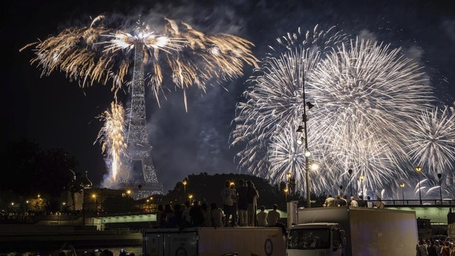 FOTO: Gemerlap Kembang Api di Langit Paris Rayakan Hari Bastille