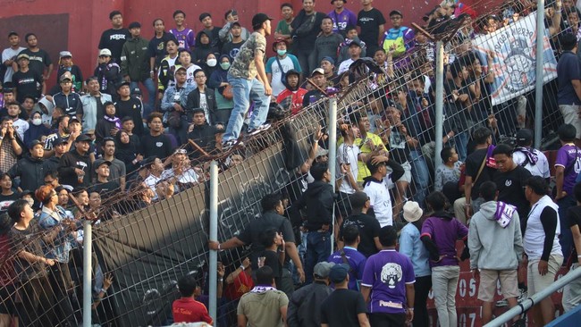 Menpora Dito Ariotedjo meminta suporter klub sepak bola Liga 1 2023/2024 menjaga marwah kompetisi agar jangan sampai dihentikan di tengah jalan.