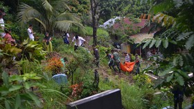 Sejumlah Mayat Bergelimpangan di Kuburan Imbas Longsor di Padang
