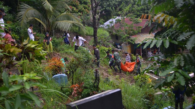 Sejumlah mayat bergelimpangan di lereng tempat pemakaman umum (TPU) di Kota Padang, Sumatera Barat (Sumbar), usai dilanda longsor.