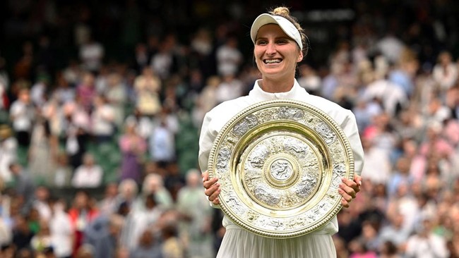 Petenis Ceko Marketa Vondrousova berhasil membuat kejutan dengan menyabet gelar juara tunggal putri Wimbledon 2023, Sabtu (15/7).