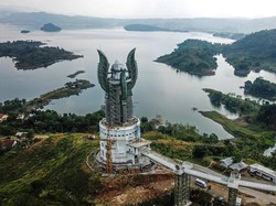 Menikmati Keindahan Menara Kujang Sapasang yang Ikonik di Sumedang