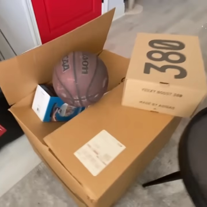 <p>Cinta pun membawa kardus berisi barang bekas itu pulang ke rumah. Ia pun mulai membuka satu persatu isi kardus dan menemukan kotak sepatu yang sangat berat. (Foto: YouTube Cinta)</p>