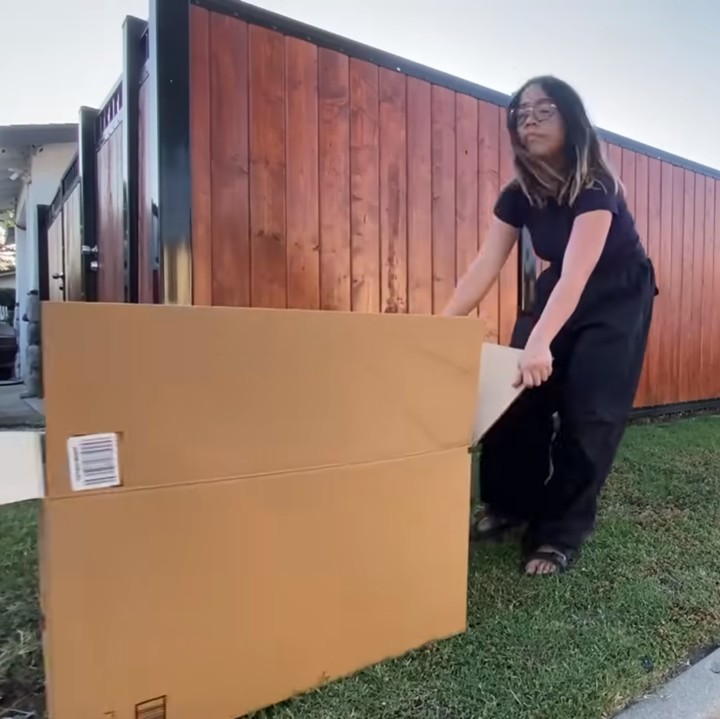 <p>"Apa itu? Apakah itu sebuah iMac? Tidak mungkin! Tunggu, apa itu? Apakah itu, sebuah ponsel!!" kata Cinta terkejut meliat isi kardus tersebut. (Foto: YouTube Cinta)</p>