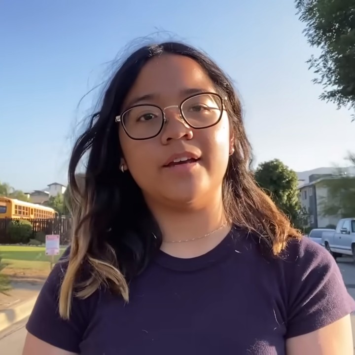 <p>Belum lama ini, Cinta memperlihatkan kebiasaannya yang kerap berjalan-jalan di sekitar komplek perumahan. Menurutnya, kuliah di Amerika adalah sebuah pemberian sehingga ia tidak ingin menyia-nyiakan kesempatan tersebut hanya untuk berada di rumah. (Foto: YouTube Cinta)</p>