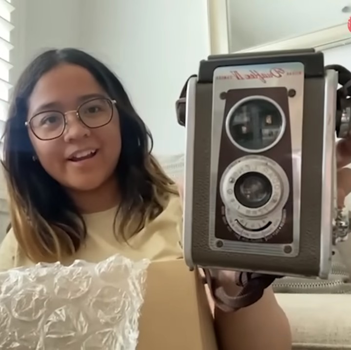 <p>Ketika dibuka, ternyata kotak tersebut tidak berisi sepatu, Bunda. Melainkan enam buah kamera jadul. "Bukan sepatu, <em>guys</em>. Kamera!" ujarnya. (Foto: YouTube Cinta)</p>