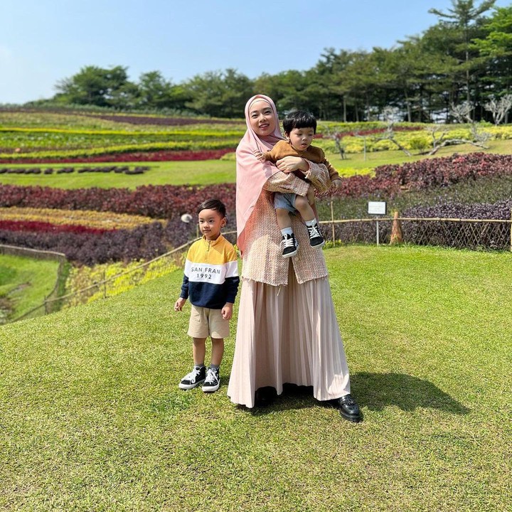 <p>Pada kolom keterangan, Lindswell pun mengaku bahwa liburannya bersama anak-anak cukup merepotkan. "Rempong ya Bun," ungkapnya. (Foto: Instagram: @lindswell_k)</p>