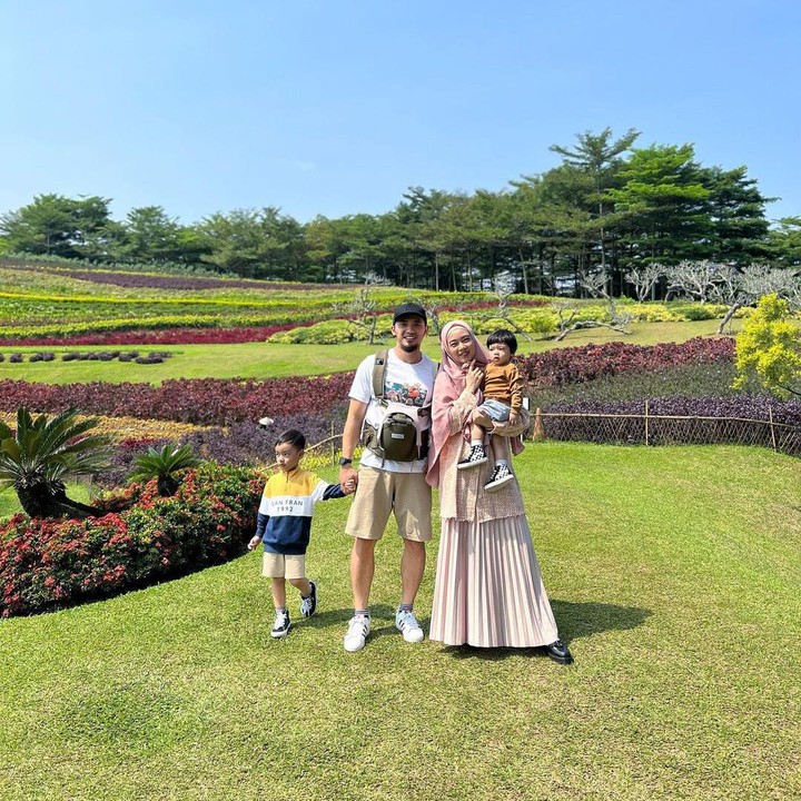 <p>Belum lama ini, Lindswell mengunggah potret kebersamaannya bersama sang suami dan kedua putranya pada laman Instagram. Lindswell menggendong si bungsu, sementara Zubayr menggenggam erat tangan sang Ayah. (Foto: Instagram: @lindswell_k)</p>