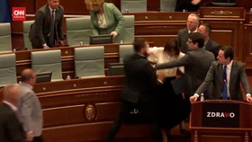 VIDEO: Momen Baku Hantam di Parlemen Kosovo, PM Albin Disemprot Air