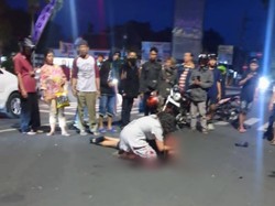 Suami Istri WNA Tertabrak Motor saat Menyeberang di Alun-alun Bondowoso