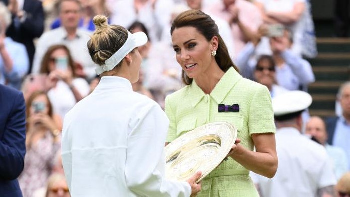 LONDON, ENGLAND - JULY 15: Catherine, Princess of Wales gives the Venus Rosewater Dish trophy to Marketa Vondrousova of Czech Republic after winning the Women's Single Final Match against Ons Jabeur of Tunisia during day thirteen of the Wimbledon Tennis Championships at All England Lawn Tennis and Croquet Club on July 15, 2023 in London, England. (Photo by Karwai Tang/WireImage)