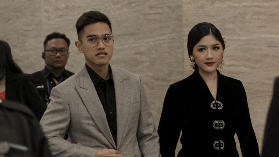 Gaya Erina Gudono mendampingi Kaesang di Video Content Creator Awards 2023 Gaya Erina Gudono mendampingi Kaesang di Video Content Creator Awards 2023