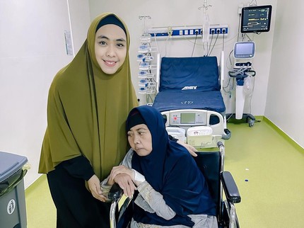 Ibunda Oki Setiana Dewi Sempat Koma & Berhenti Napas Saat Haji, Kini Dibawa Pulang ke RI