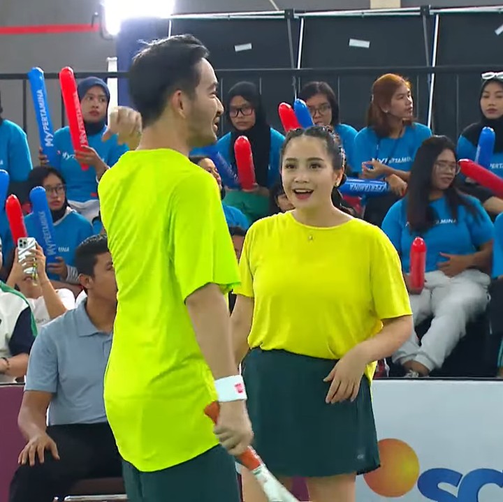<p>Pada akhirnya, Jeje dan Gege tak berhasil mengalahkan Ibnu Jamil dan Gege. Mereka kalah dengan skor 5 VS 7. Namun Gigi dan Jeje tetap dibanjiri dengan ucapan semangat, Bunda. <em>"Gais menang kalah itu sudah biasa, kita harus mengapresiasi usahanya mereka dalam mengusahakan main tenis itu,"</em> kata akun @Fira******* (Foto: YouTube Rans Entertainment)</p>