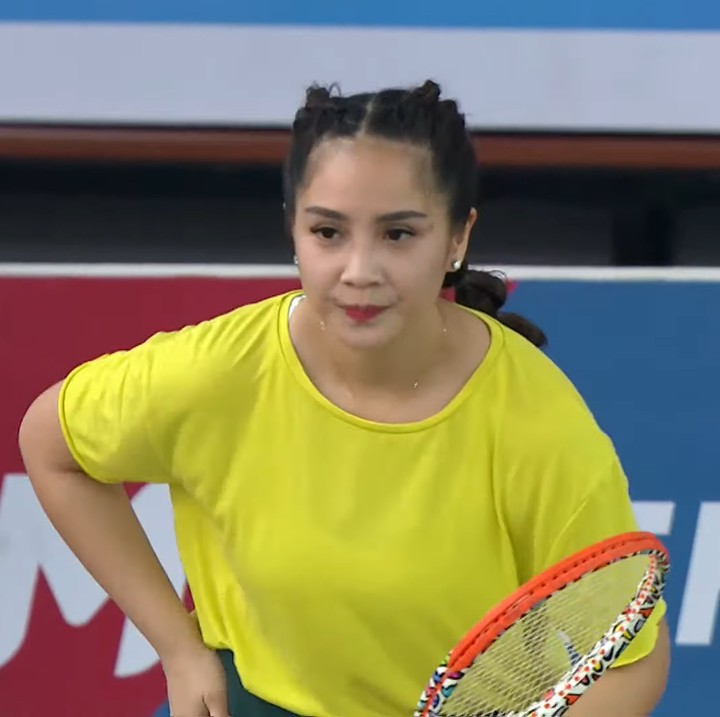<p>Jeje dan Gigi tampil kompak mengenakan busana serba kuning. Pertandingan dibuka oleh Nagita yang melakukan <em>serve.</em> Ia dan Jeje berhasil mencetak skor. Namun pada giliran berikutnya, Jeje tak mampu mengembalikan serangan Ibnu Jamil. (Foto: YouTube Rans Entertainment)</p>