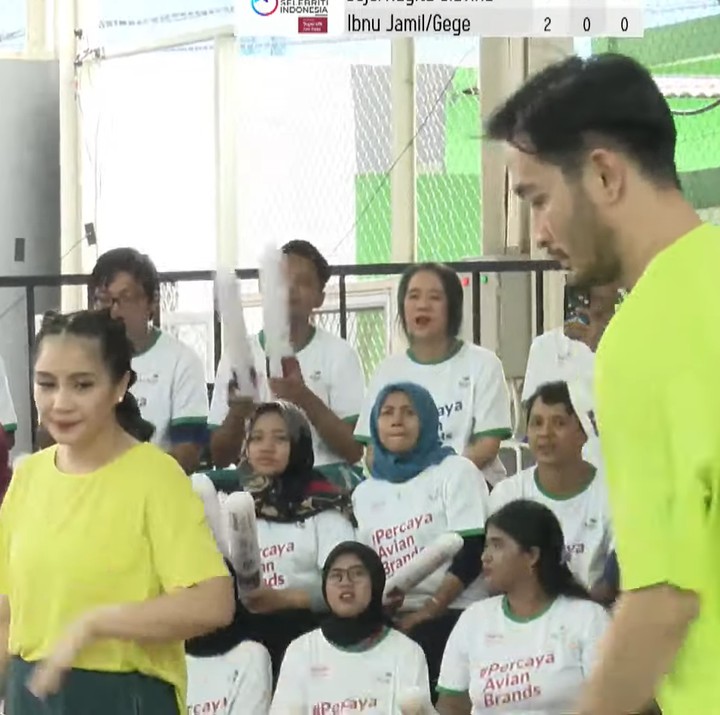 <p>Raffi mengatakan, Jeje terlihat masih tegang karena baru mulai bermain tenis. Jeje beberapa kali tak bisa mengembalikan serangan lawan. "Jeje masih tegang, pukulannya masih ke atas," kata Raffi. (Foto: YouTube Rans Entertainment)</p>