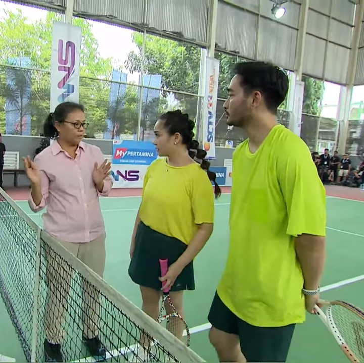 <p>Di tengah isu permasalahn rumah tangganya dengan Syahnaz, Jeje Govinda kembali menjadi sorotan. Ia tampil di Turnamen Olahraga Selebriti Indonesia bersama Nagita Slavina, Bunda. Dalam acara yang dipandu oleh Raffi Ahmad, Jeje dan Gigi hadir sebagai pasangan tenis untuk melawan Ibnu Jamil dan Gege Alisa. (Foto: YouTube Rans Entertainment)</p>
