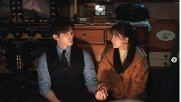 img-title Gestur Mesra Junho dan Yoona di Balik Kamera 'King the Land' Bikin Salfok