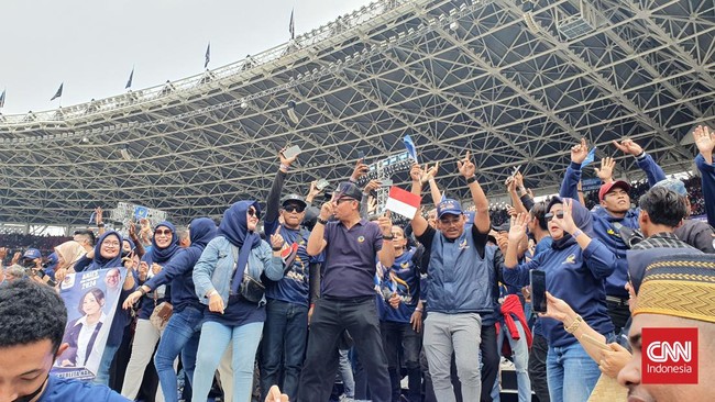 Massa pendukung Anies Baswedan dari berbagai daerah memenuhi Stadion GBK mengikuti acara Apel Siaga Partai Nasdem.
